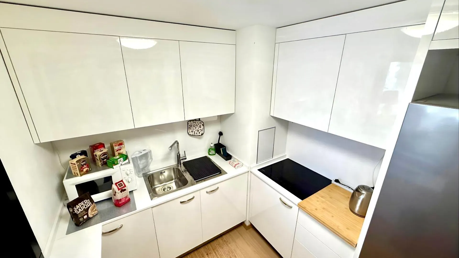 Monaco, Elegant & Quiet Renovated Apartment With Terrace & Pool, 15Min To F1 Grand Prix